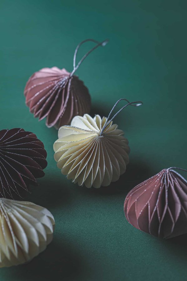 Comment fabriquer des boules de Noël maison pour une décoration festive?